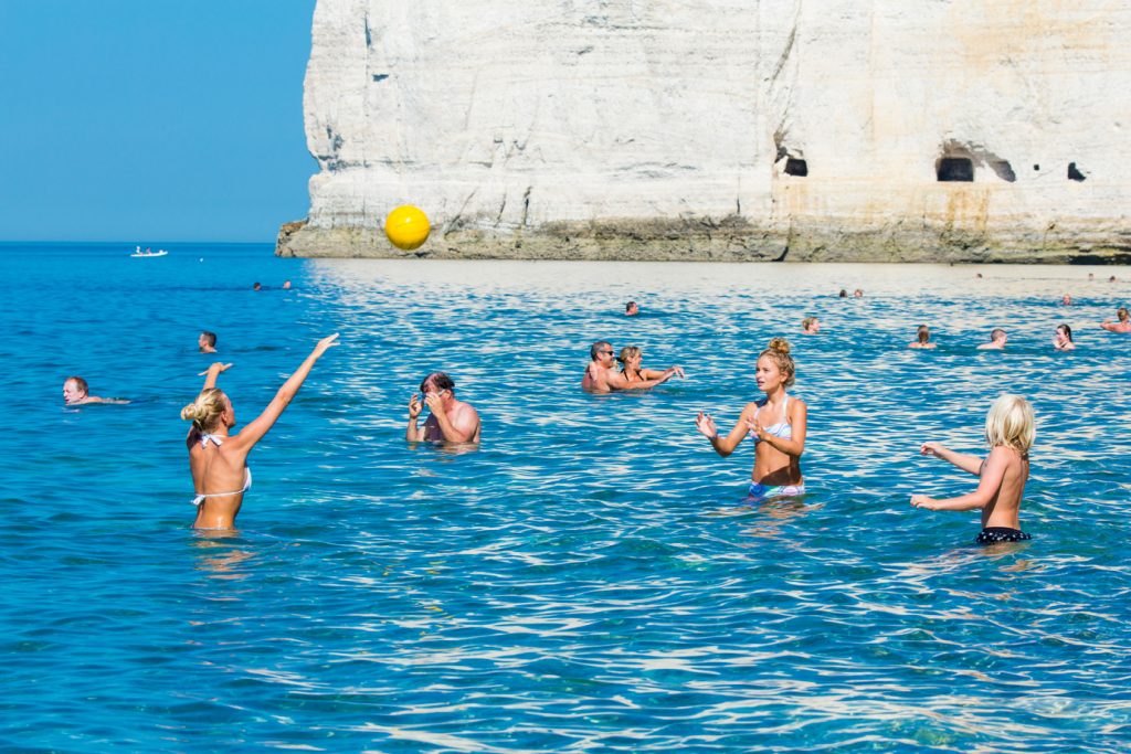 Baigneuses et baigneurs à Etretat