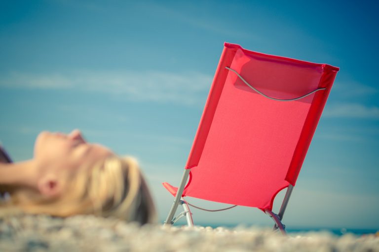 Un transat sur la plage d'Etretat