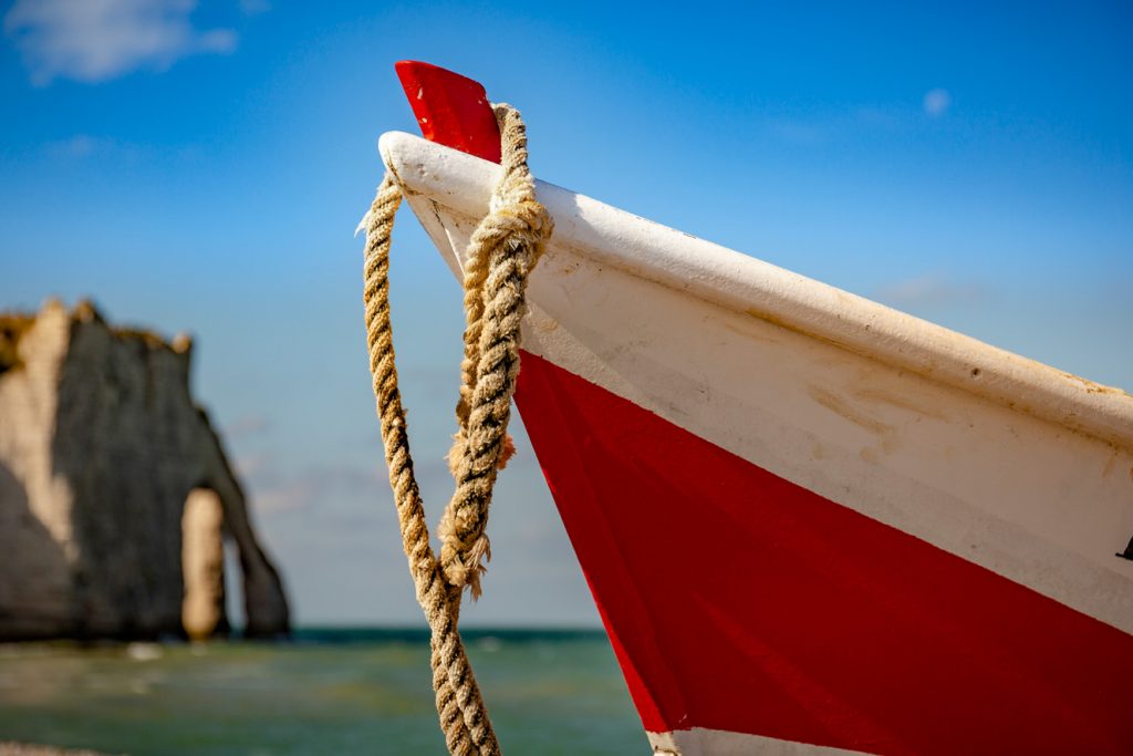 Bateau au sec sur la plage d'Etretat