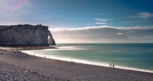 Vue sur la plage et la Porte d'Aval d'Etretat