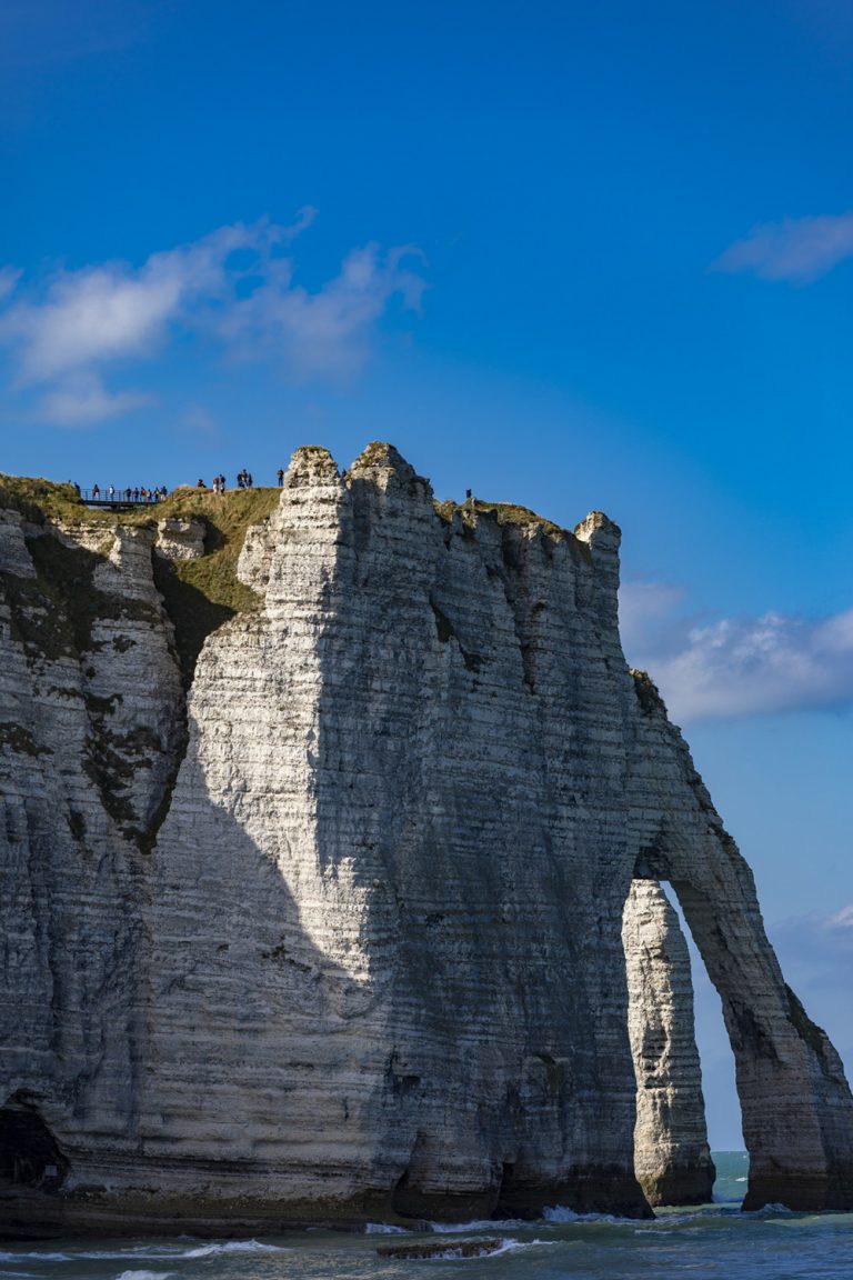 Des promeneurs visitent le sommet de la falaise d'Aval