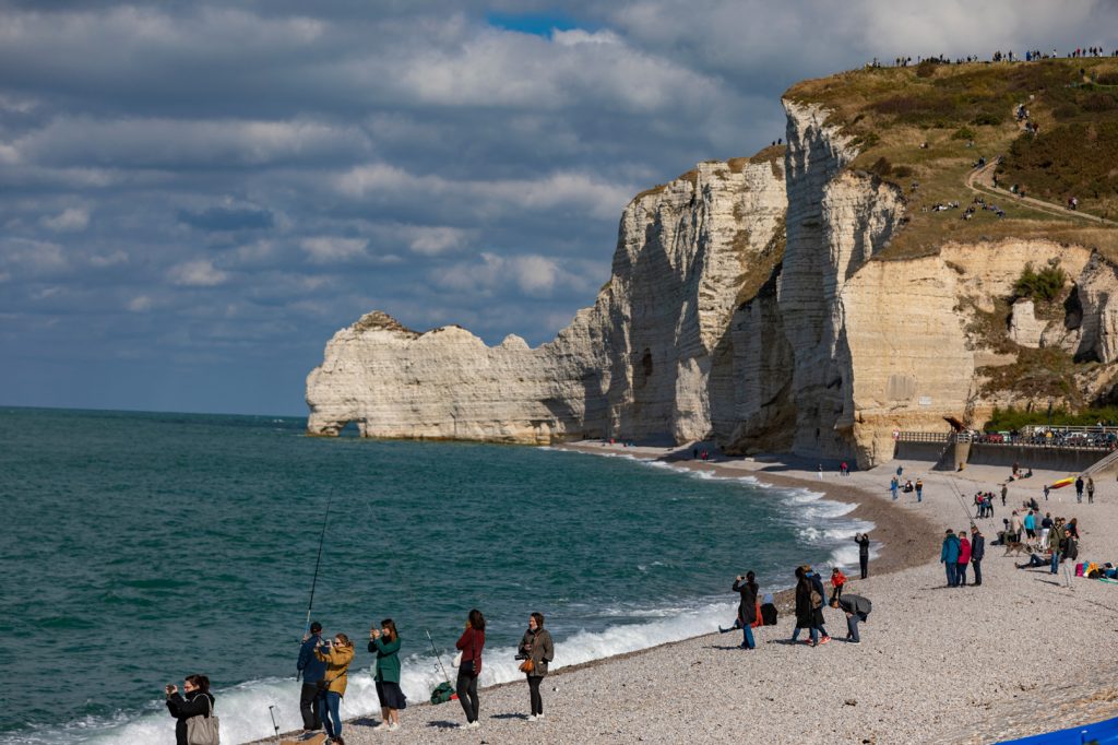 La plage d'Etretat et la falaise d'Amont