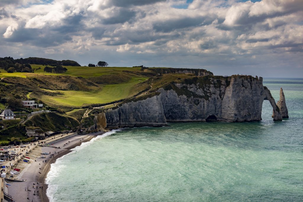 Vue sur le Trou à l'Homme, la falaise d'Aval et l'Aiguille à Etretat