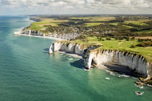 Vue aérienne des falaises d'Etretat