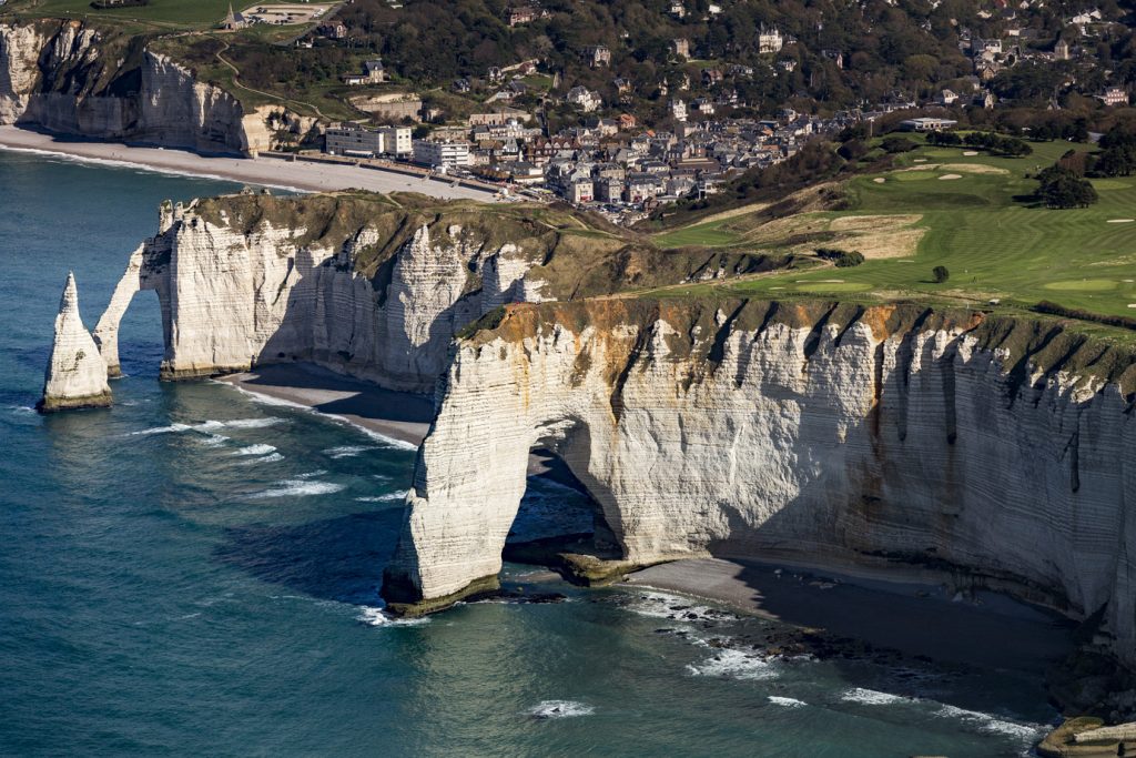 Le village d'Etretat, la falaise d'Aval, l'Aiguille et la Manneporte