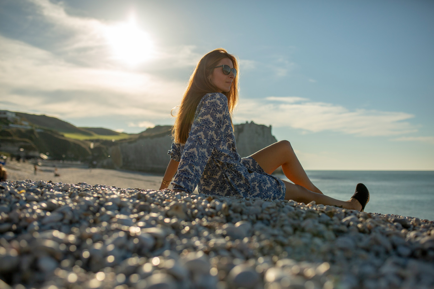 Une femme se détend sur la plage d'Etretat