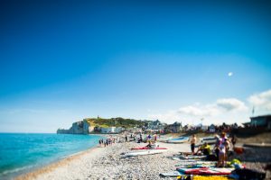 La plage d'Etretat, animée au beau temps