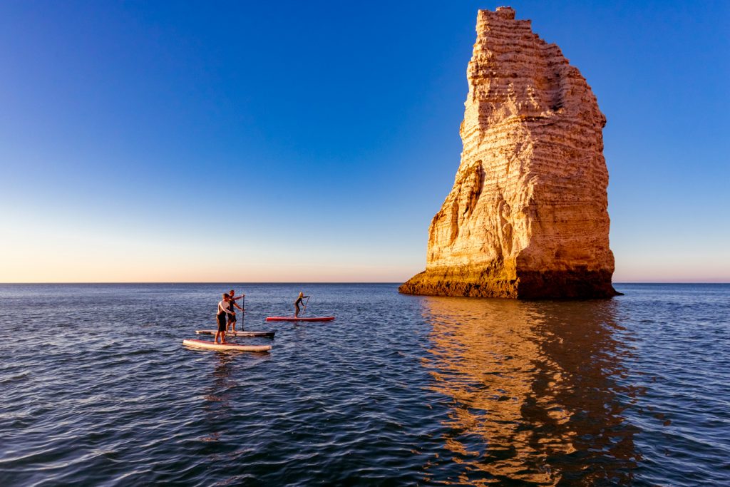 Sortie paddle en groupe passant près de l'Aiguille d'Etretat