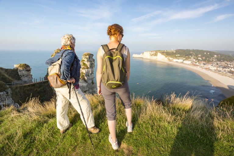 Randonneurs sur les falaises d'Etretat