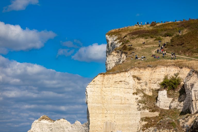 Randonneurs sur la falaise d'Amont à Etretat