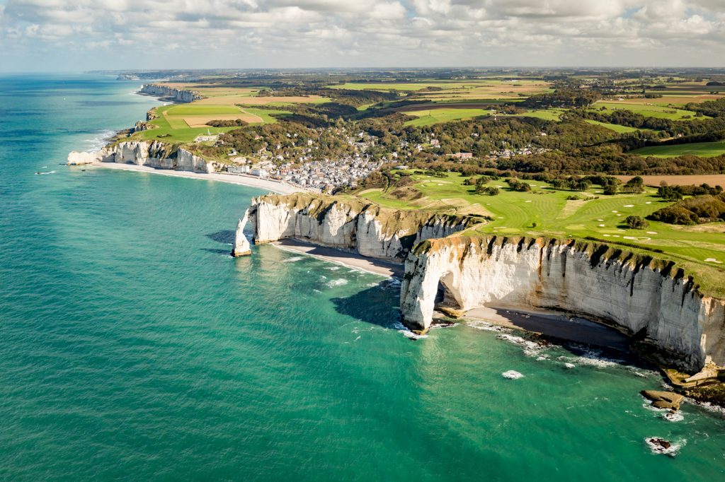 Vue aérienne du village et des falaises d'Etretat