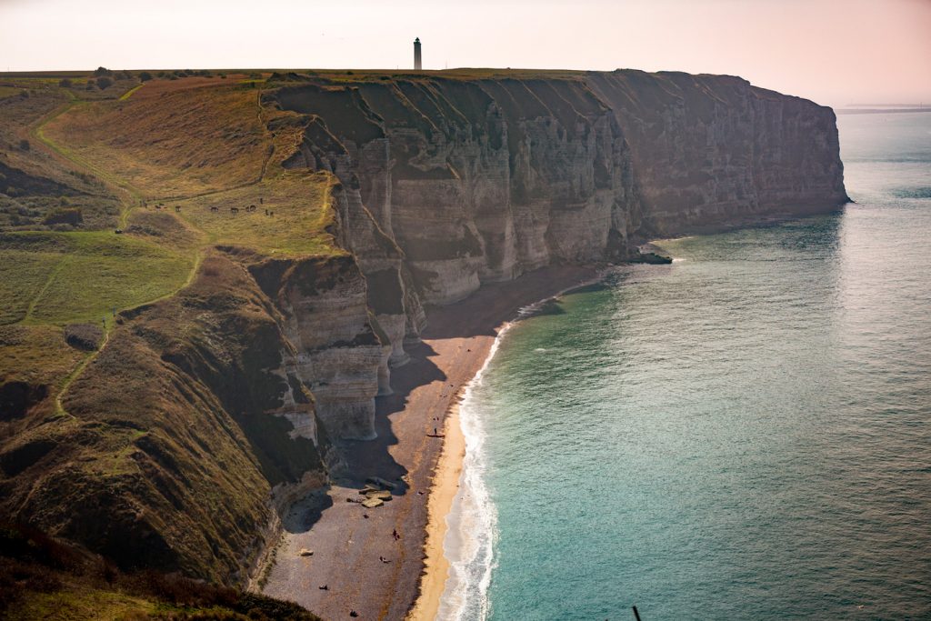 Vue la plage d'Antifer et le phare