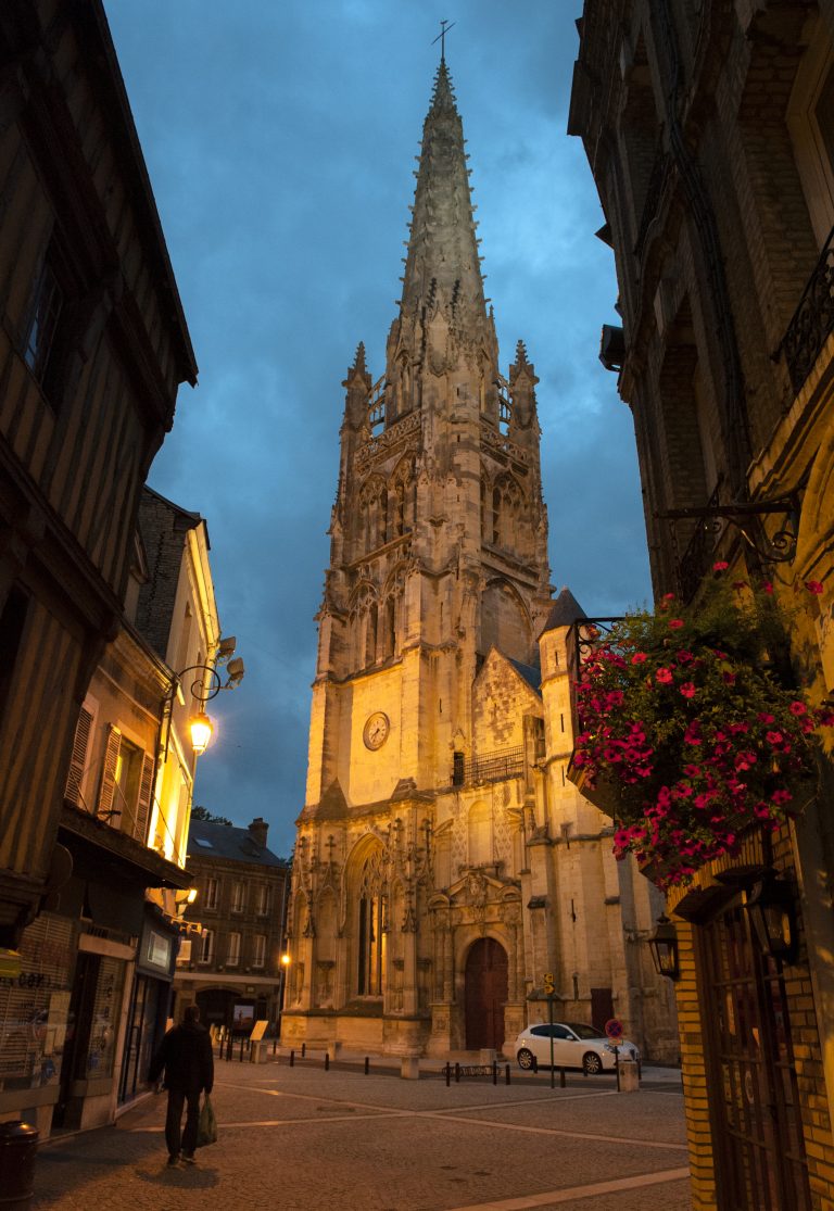 Extérieur de l'église Saint-Martin en plein cœur d'Harfleur