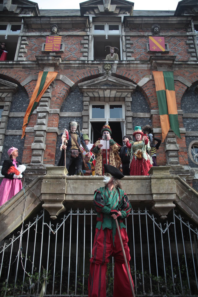 Groupe de personnes en costumes médiévaux pour la Fête de la Scie