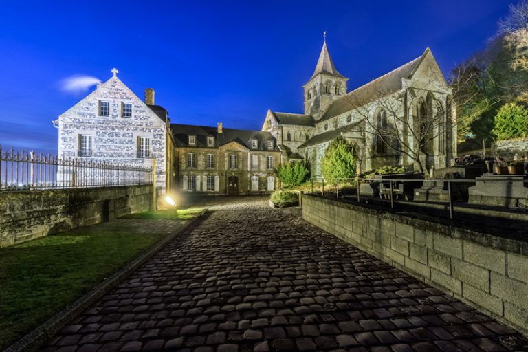 L'abbaye de Graville au Havre vue de nuit