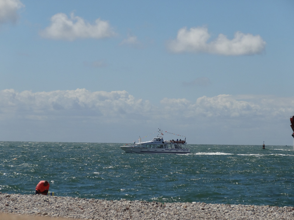 Le bateau Ville du Havre 2 devant la plage Le bateau Ville du Havre 2 devant la plage