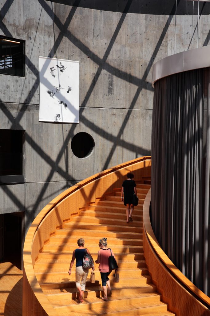 L'escalier monumental de la bibliothèque Niemeyer