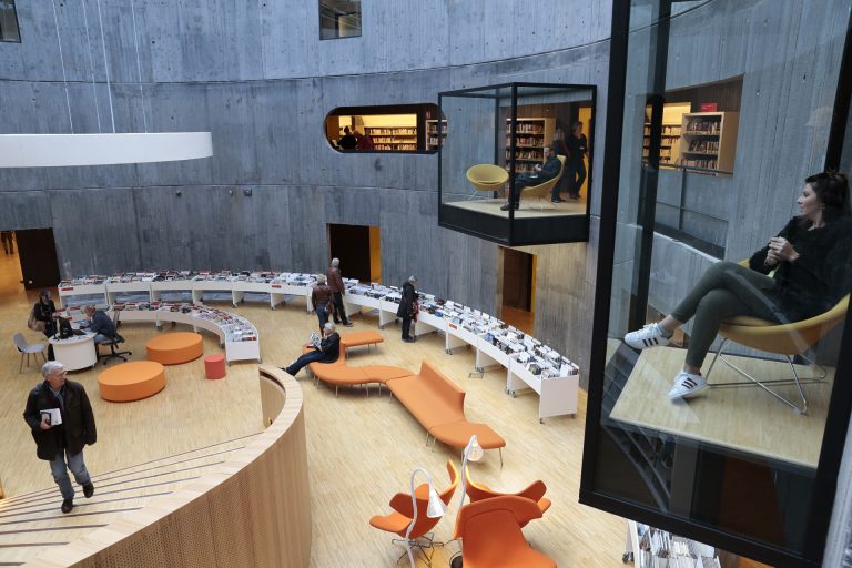 Se poser dans des aquariums de verre pour lire un livre et surplomber la bibliothèque Niemeyer