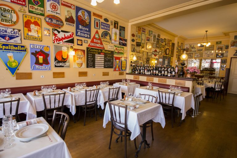 La salle aux enseignes publicitaires du Bistrot des Halles au Havre