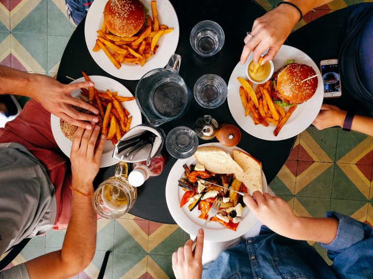 Famille au restaurant dégustant des burgers frites au Havre