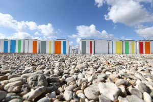 Les cabanes de plage colorées par Karel Martens