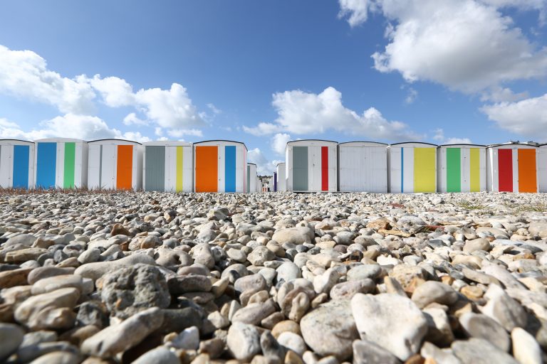 Les cabanes de plage colorées par Karel Martens
