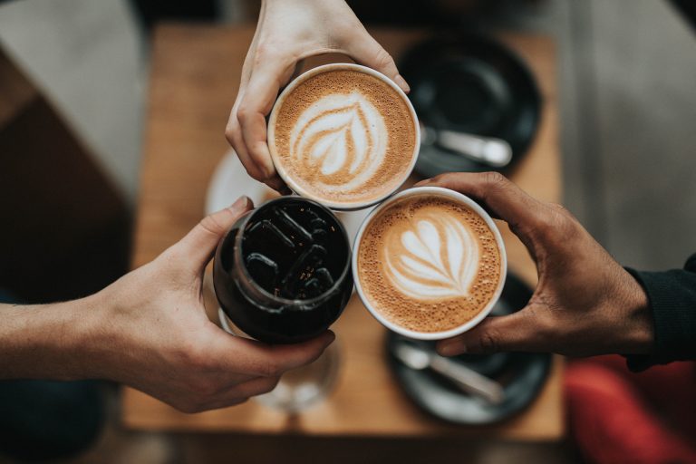 Personnes dégustant des café crèmes