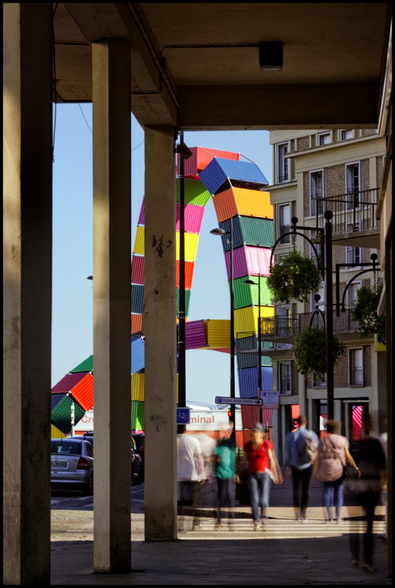 La Catène de containers, deux arches de containers colorées sur le quai Southampton