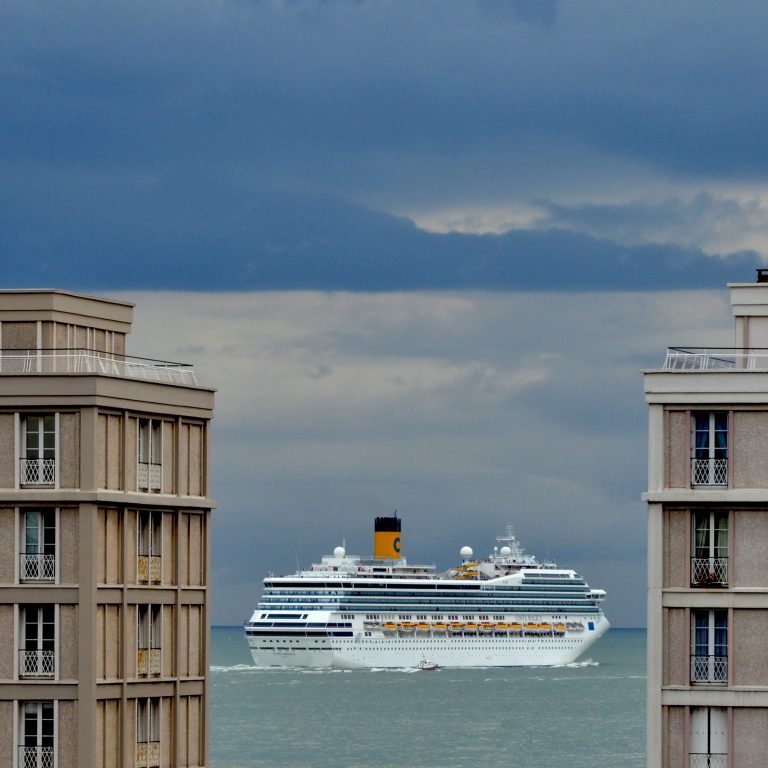 Le paquebot Costa Magica vu entre les tours de la Porte Océane du Havre