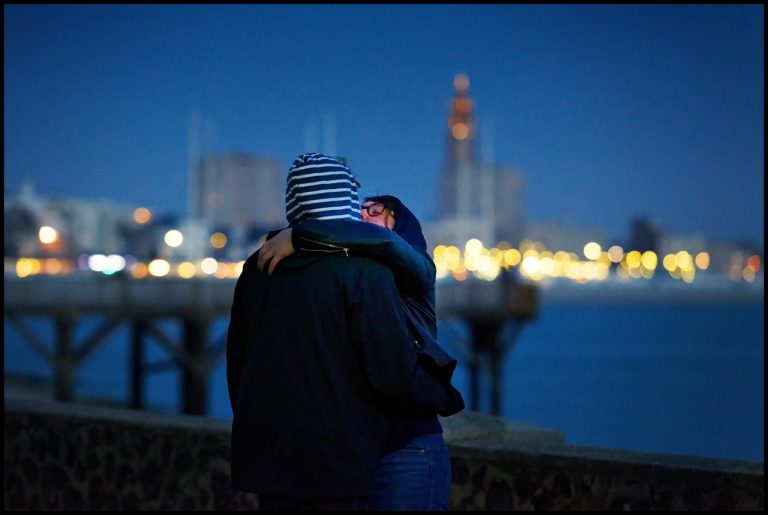 Couple s'embrassant face à l'estacade de Sainte-Adresse