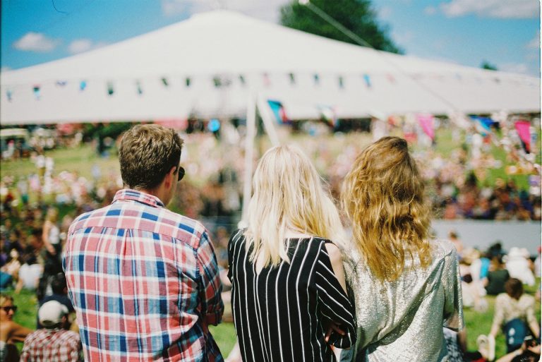 Un groupe de trois amis à un festival