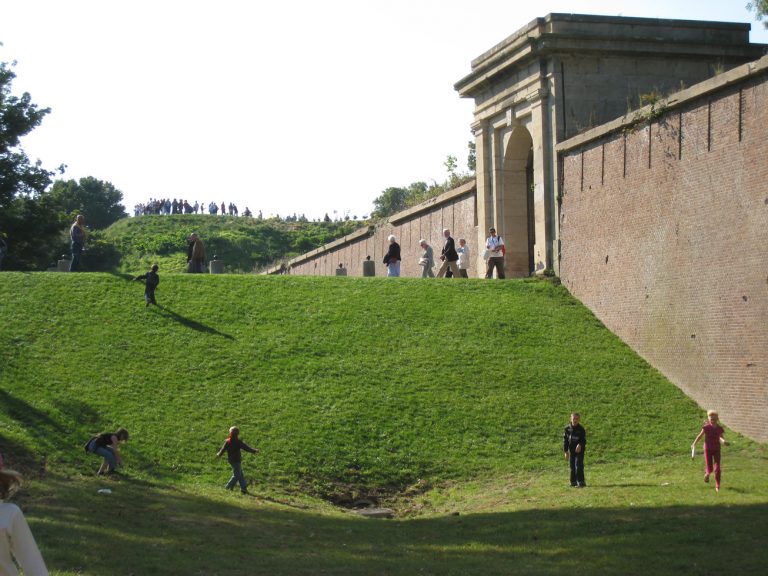Enfants s'amusant sur les talus des Jardins Suspendus
