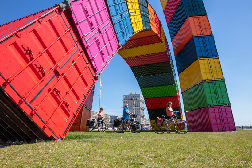 Vélocyclistes sous la catène de conteneurs du Havre