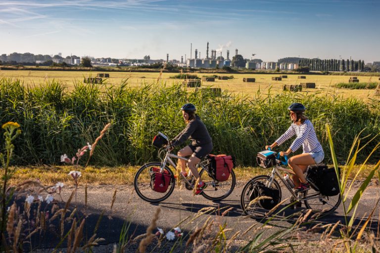 Vélocyclistes en bords de l'estuaire de la Seine