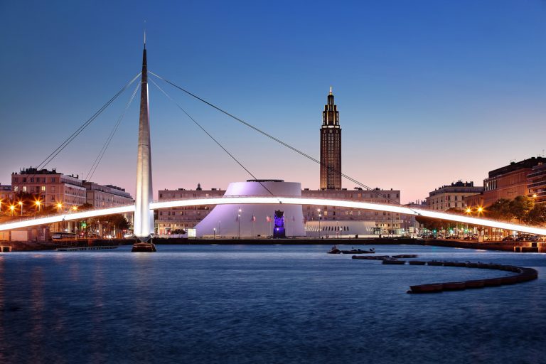 Vue sur le bassin du commerce, le Volcan et l'église Saint-Joseph du Havre