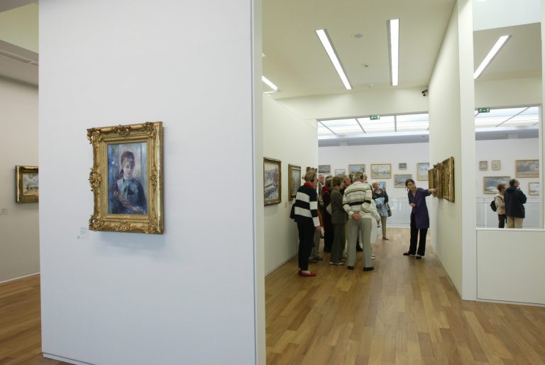 Visite guidée d'un groupe dans le musée Malraux