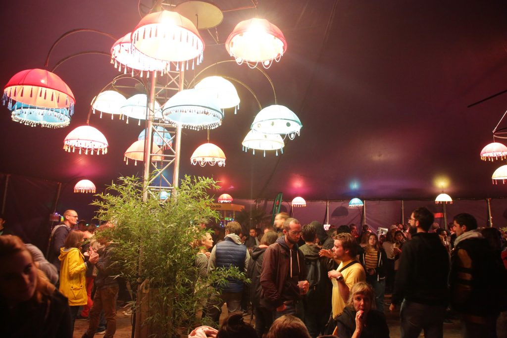 Intérieur du chapiteau au Ouest Park Festival