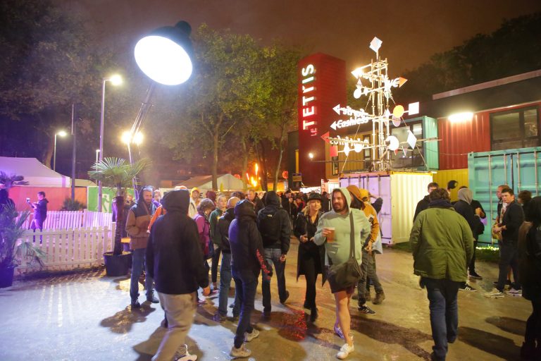 Entrée du Ouest Park Festival, des personnes sont regroupées devant le Tetris