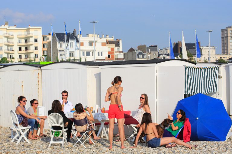 Soirée entre amis à côté des cabanes de plage du Havre