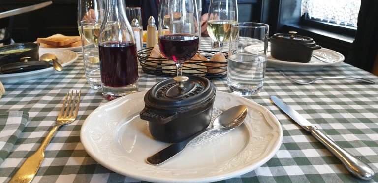 Table du restaurant Le Lyonnais au Havre, quartier Saint-François