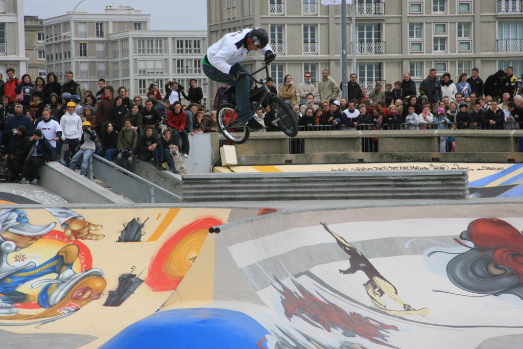 Saut en BMX devant un large public