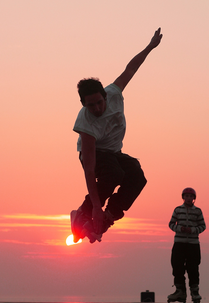 Figure en rollers à la plage du Havre au coucher de soleil