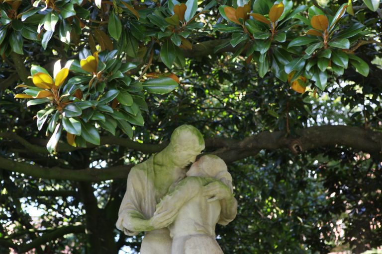 Statue d'amoureux à l'ombre d'un arbre au Square Saint-Roch