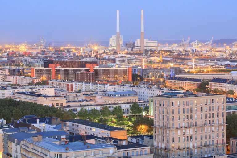 Vue sur les immeubles Perret, la centrale thermique EDF et le port depuis la tour de l'Hôtel de Ville du Havre