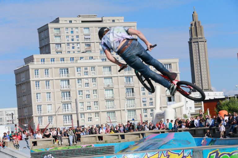 Saut en BMX dans le skatepark, proche du centre-ville