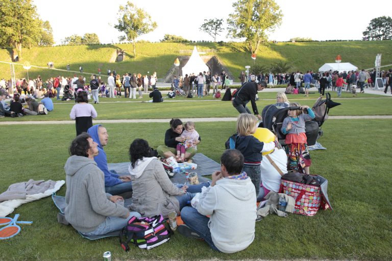 Des pelouses pour profiter du festival en groupe