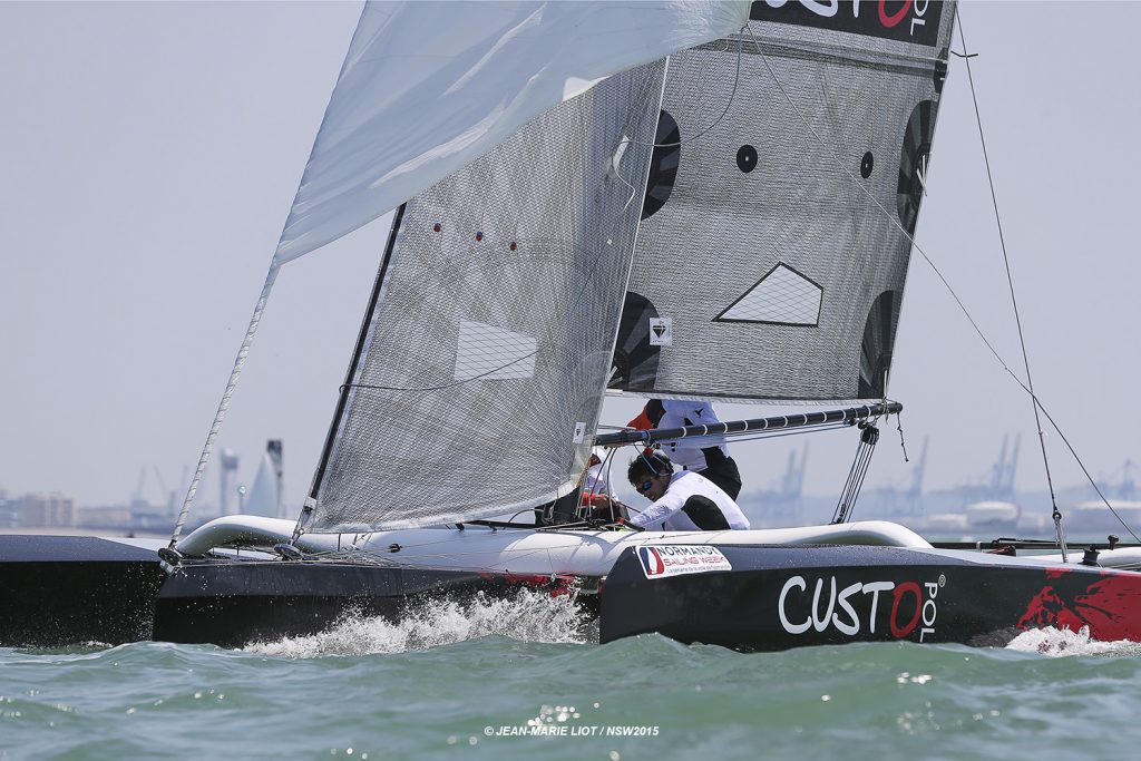 Équipage d'un trimaran en plein travail