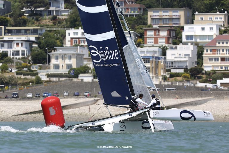 Un trimaran et son équipage en entrainement