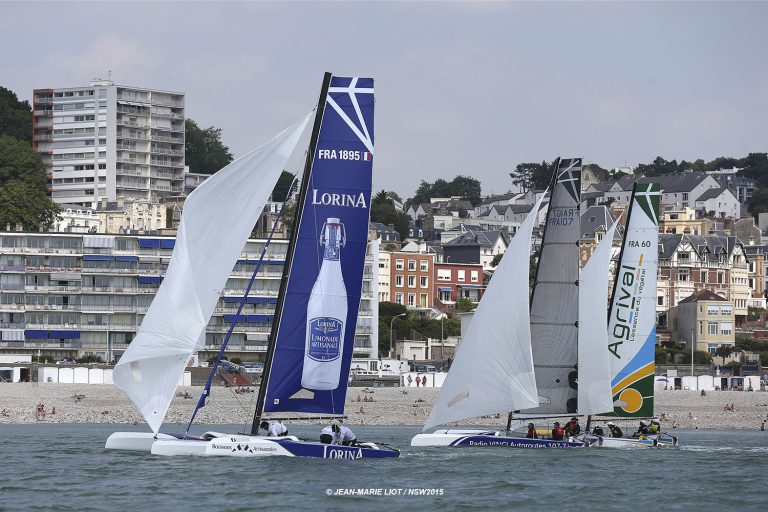 Les voiliers naviguent tout proche de la plage du Havre