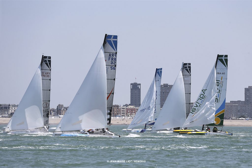 Vue sur les trimarans et l'Hôtel de Ville depuis la mer